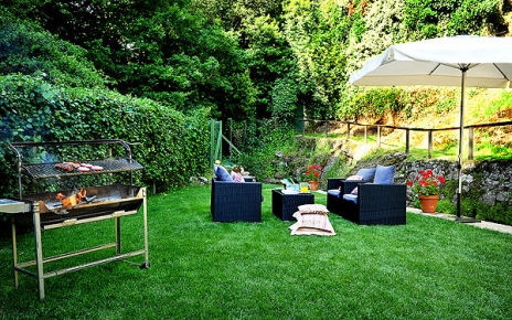 Furnished garden with barbecue